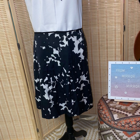 EUC Banana Republic Skirt - Picture 2 of 4